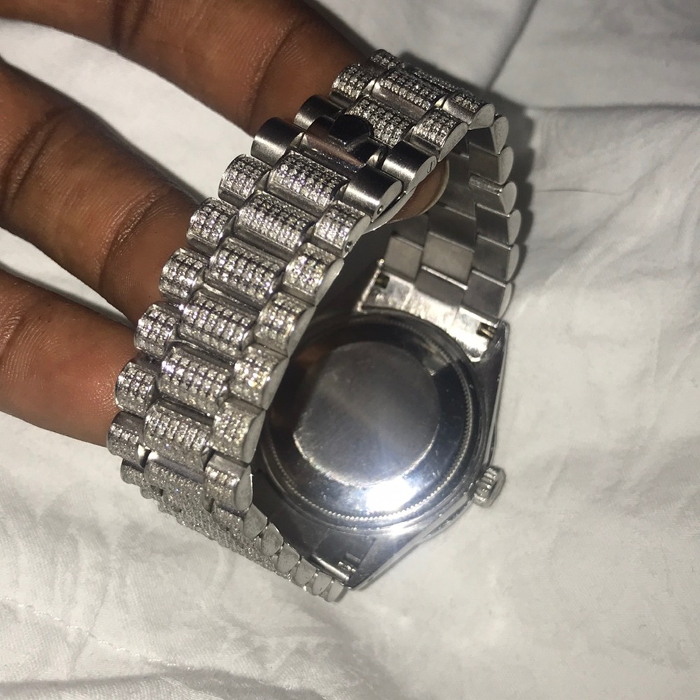 SOLD! Diamond flooded Date just Rolex - Picture 8 of 8